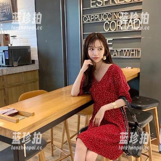 17吃瓜 17吃瓜发布的蜜桃黑料,像极了我隔壁老王的不靠谱…但好像还有趣得多?