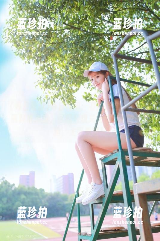 每日吃瓜：有人说这个视频的黑料很劲爆，但我只想关注他旁边的小狗狗，太可爱啦！