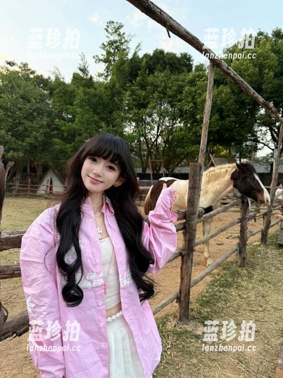 黑料网曝门 看!“黑料网曝门传送门”里的反差有多大,前一秒还在吃草莓,下一秒就变成了吃土。